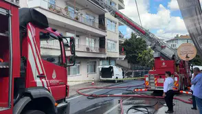 İstanbul Sarıyer'de korkutan yangın : 2 binanın çatısı ve araç hasar gördü