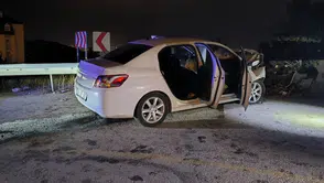 Erzurum’da otomobil duvara çarptı