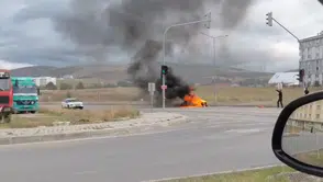 Bayburt'ta seyir halindeki kamyonet kasasındaki jeneratör yandı