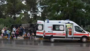 Hakkari Yüksekova’da servis minibüsü yoldan çıktı : 6 kişi yaralandı