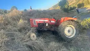 Manisa'da devrilen traktörün altında kalan sürücü hayatını kaybetti