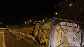 Havsa'da kimyasal madde yüklü tır devrildi: Sürücü yaralandı
