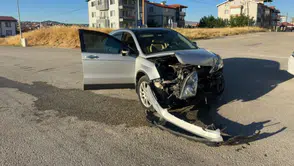 Uşak'ta otomobiller çarpıştı : 3 yaralı