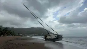 Marmaris'te ağaçlar devrildi, tekne karaya oturdu