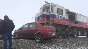 Kars'ın Akyaka İlçesinde Yük Treni Otomobile Çarptı