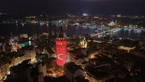 Galata Kulesi'nde 103. Yıl Coşkusu: Atatürk Fotoğrafları Yansıtıldı