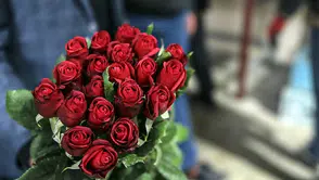 İzmir'de Sevgililer Günü Hazırlıkları Tamamlandı mı? Çiçekler Satışa Sunuldu ve Fiyatları Belli Oldu!