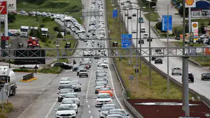 Tatilcilerin dönüşüyle yollarda trafik yoğunluğu oluştu
