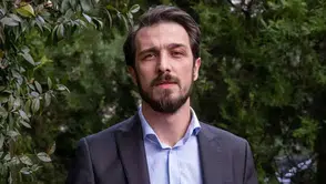 Kızılcık Şerbeti dizisinin Mustafa'sı Emrah Altıntoprak yeni imajıyla dikkatleri üzerine çekti