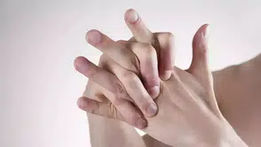Parmak çıtlatma alışkanlığı sağlık açısından ne kadar zararlı ? Uzmanlar yanıtladı !