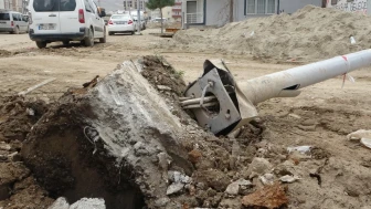 Malatya'da korkunç kaza: Aydınlatma direği işçinin üzerine düştü!