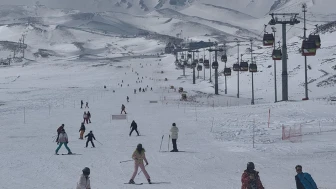 Erciyes Kayak Merkezi'nde hafta sonu yoğunluğu