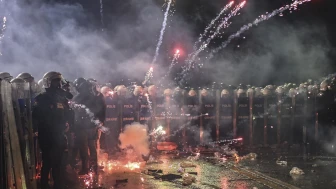 Saraçhane'de izinsiz gösteri yaparak polise saldıran gruba müdahale edildi
