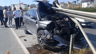Otomobil demir bariyerlere saplandı! 3 yaralı