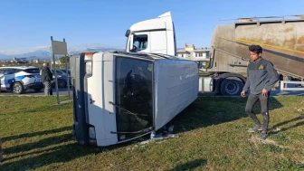 Beton mikseri ile kamyonet çarpıştı!