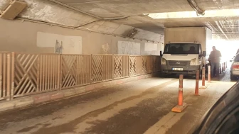 Bursa'da ilginç kaza: Kamyonet alt geçide sıkıştı!