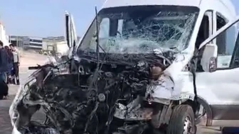 Gaziantep'te işçi servisi ile tır çarpıştı: 9 yaralı