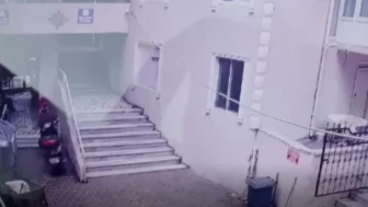 Kumburgaz'da bina duvarları yıkıldı! O anlar güvenlik kamerasına yansıdı
