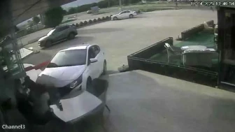 Balıkesir'de otomobil dehşeti: Motosiklete çarpan araç mobilya mağazasına daldı!