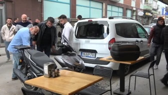 Yalova'da korkutan kaza: Sokağa hızlı giren cip, 4 araca çarparak yan yattı