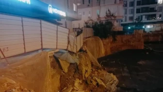 Alanya'da toprak kayması: İnşaatın koruma duvarı yıkıldı!
