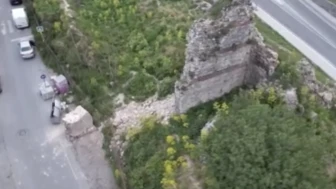 Fatih’te korkutan görüntü: Deprem sonrası tarihi surdan dev taş düştü!