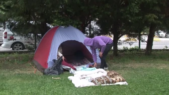 İstanbullular geceyi çadırda geçirdi!