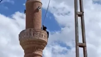 Cami minaresine çıkan adam atlamaya çalıştı
