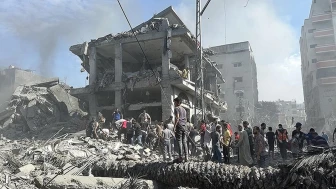 Filistin topraklarını işgal eden İsrail, bir ailenin evini ateşe verdi