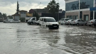 Adana’da sağanak yağış hayatı felç etti: Caddeler göl oldu, evler sular altında kaldı