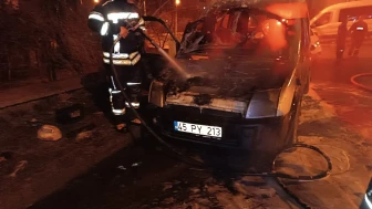 Erzurum'da gece yarısı yürekler ağza geldi! Patlayan araç alev topuna döndü
