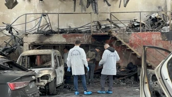 Alevlerin arasında kalan 6 araç küle döndü