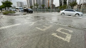 Adana'da sabah başlayan sağanak trafiği kilitledi