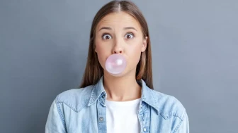 Sakız çiğnemek zayıflatır mı? Sakız çiğnemenin faydaları neler?