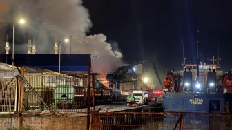 Zonguldak liman sahasında iş makinesi alev aldı