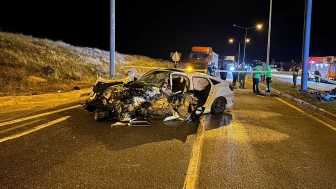Direğe çarpan otomobilde 3 kişi hayatını kaybetti