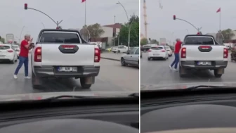 Adana’da şok eden görüntü: Trafikte tartıştı, yaşlı sürücüyü yumrukladı