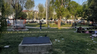 Esenyurt’ta parkta dehşet: Eski eşini ve yanındaki kadını silahla vurdu