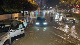 Adana’da sağanak yağış hayatı olumsuz etkiledi