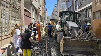 Bayrampaşa'da kanalizasyon çalışması sırasında çökme: 1 işçi göçük altında!