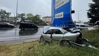 D-100 kara yolunda otomobil trafik levhasına çarptı! Ulaşım aksadı