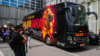 Galatasaray otobüsüne İzmir'de taşlı saldırı