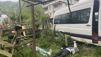 İşçi servisi ağaca çarptı: Çok sayıda yaralı var