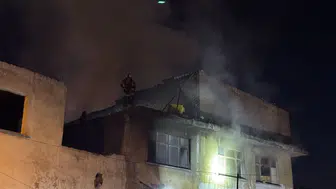 Balıkesir’de 3 katlı binada yangın!