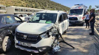 Kuşadası’nda trafik kazası: Fenalaşan sürücü 3 araçla çarpıştı