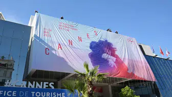 Festivale saatler kala ülke karanlığa gömüldü