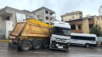Pendik'te feci kaza: Kamyon park halindeki araçlara çarptı