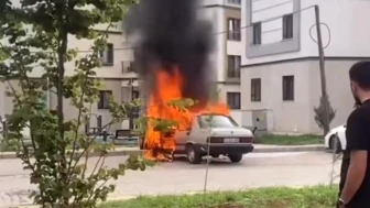 Park halindeki Fiat Tofaş otomobil alev alev yandı