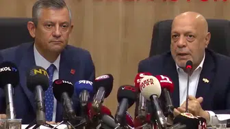 Bir elde tespih, diğer elde tebrik: Mahmut Arslan ve Özgür Özel'den ikili oyunlar