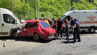 Erzurum’da feci kaza! İki araç kafa kafaya çarpıştı: Ölü ve yaralılar var